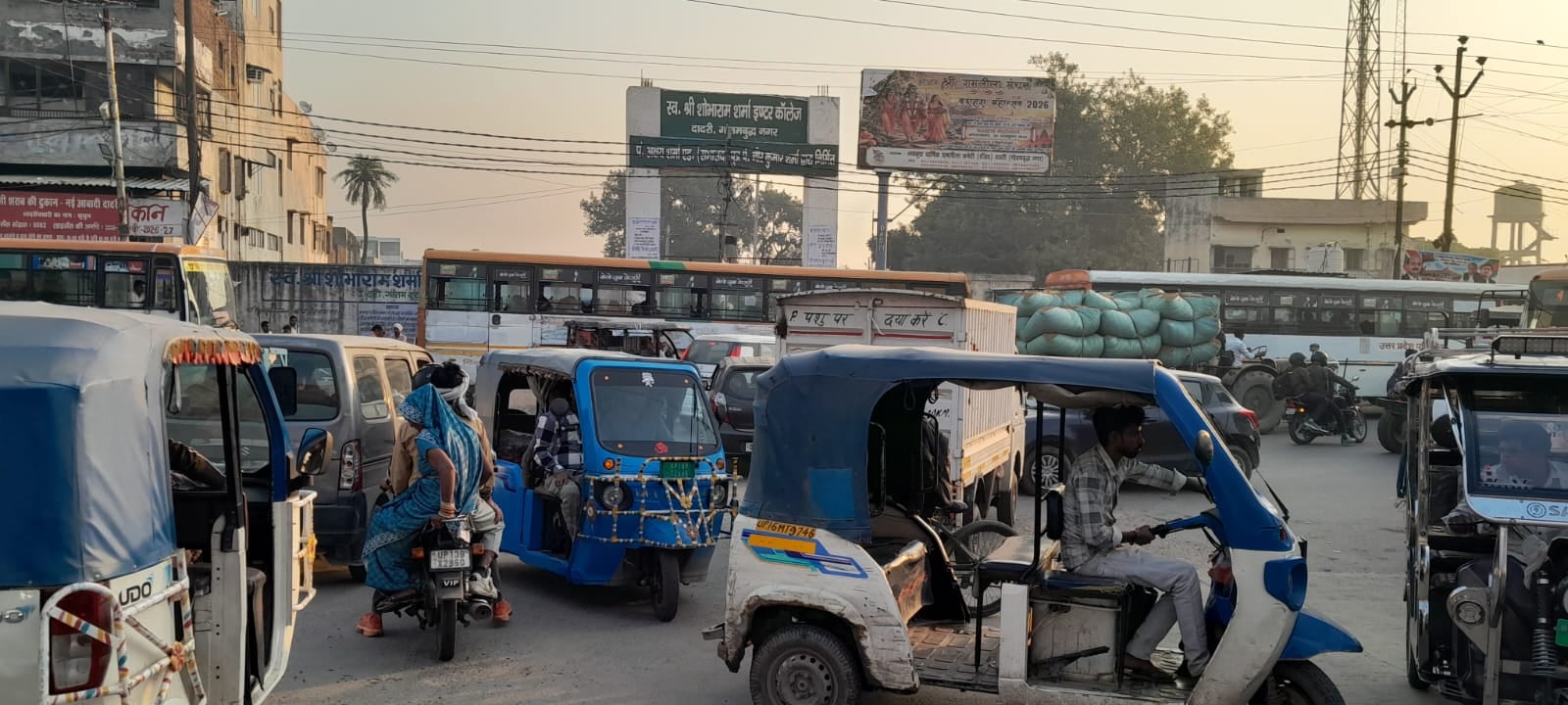 दादरी तिराहे पर पुलिस चौकी के सामने सवारियां भरते ऑटो चालक। संवाद दादरी तिराहे पर पुलिस चौकी के सामने सवारियां भरते ऑटो चालक। संवाद