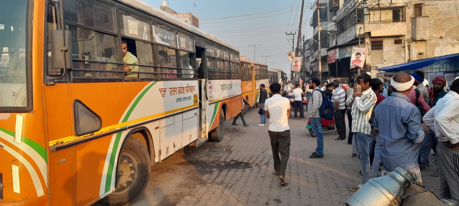 दादरी तिराहे पर पुलिस चौकी के सामने सवारियां भरते ऑटो चालक। संवाद दादरी तिराहे पर पुलिस चौकी के सामने सवारियां भरते ऑटो चालक। संवाद