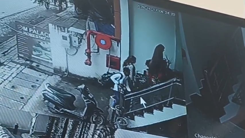 आगरा के ओम पैलेस होटल में बुर्का पहनकर जाती और निकलती श्रद्धा व साथ में उसकी बहन रश्मि और ड्रा आगरा के ओम पैलेस होटल में बुर्का पहनकर जाती और निकलती श्रद्धा व साथ में उसकी बहन रश्मि और ड्रा