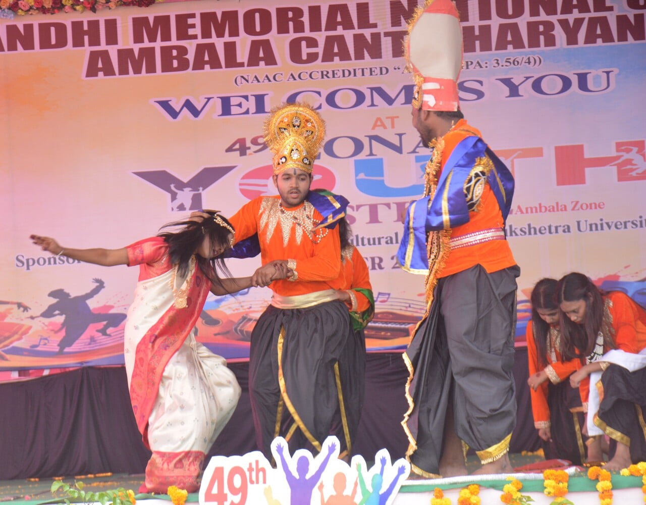 अंबाला छावनी के गांधी मेमोरियल नेशनल कॉलेज में आयोजित जोनल यूथ फेस्टिवल के दौरान हरियाणावी लूर अंबाला छावनी के गांधी मेमोरियल नेशनल कॉलेज में आयोजित जोनल यूथ फेस्टिवल के दौरान हरियाणावी लूर
