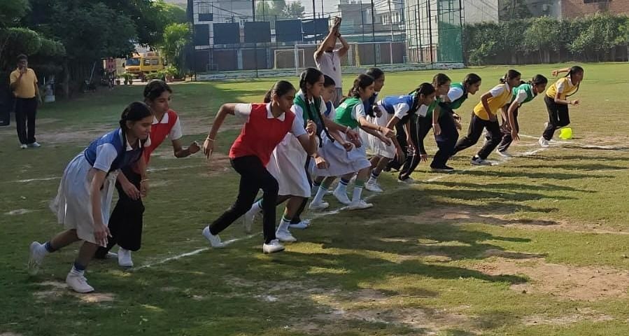 अंबाला छावनी के राबर्ट पैवेलियन मैदान में फुटबाल मैच में भिड़ते खिलाड़ी। सभा