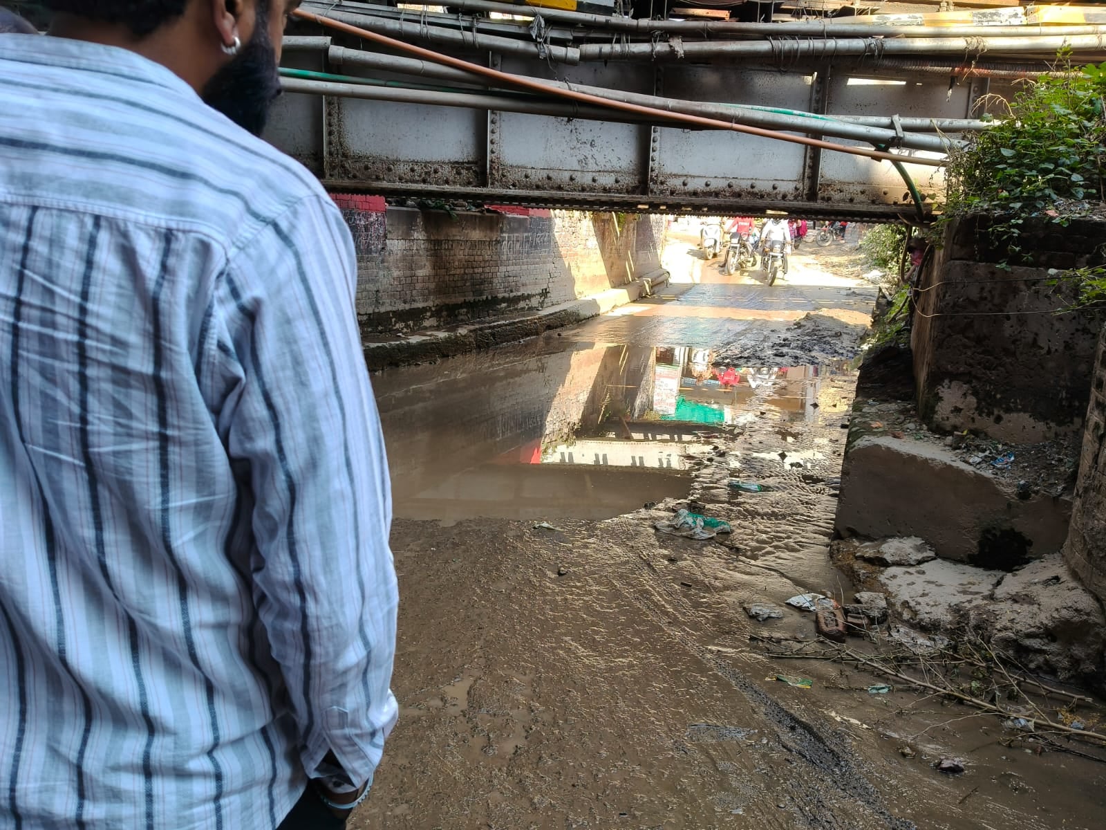 अंबाला छावनी में रेलवे कॉलोनी की तरफ जाने वाले रास्ते का मुआयना करते विभागीय अधिकारी व यूनियन 