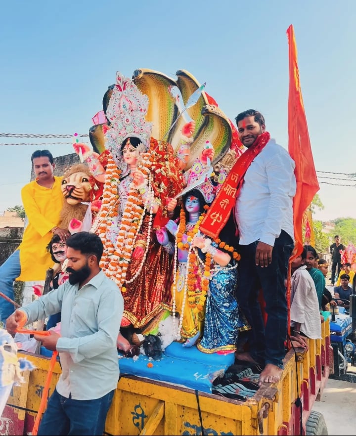 बाबा बेलखरनाथ धाम में सई तट पर बने तालाब में देवी प्रतिमा विसर्जन को पहुंचे श्रद्धालु। संवाद