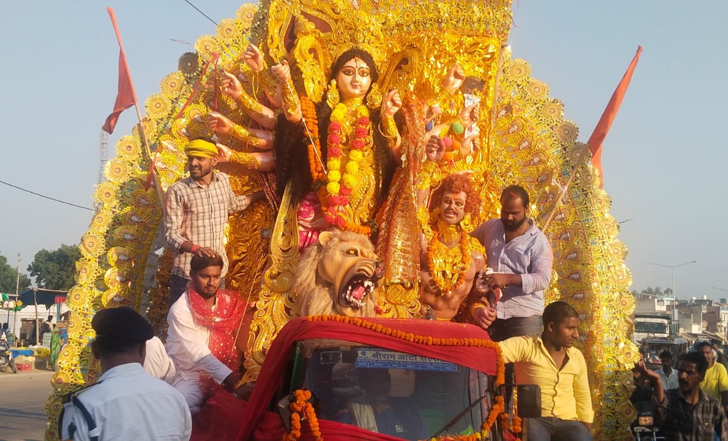 बाबा बेलखरनाथ धाम में सई तट पर बने तालाब में देवी प्रतिमा विसर्जन को पहुंचे श्रद्धालु। संवाद