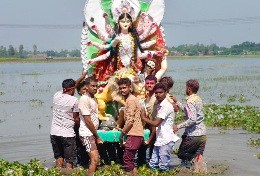 बाबा बेलखरनाथ धाम में सई तट पर बने तालाब में देवी प्रतिमा विसर्जन को पहुंचे श्रद्धालु। संवाद