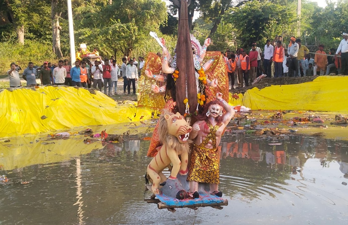 बाबा बेलखरनाथ धाम में सई तट पर बने तालाब में देवी प्रतिमा विसर्जन को पहुंचे श्रद्धालु। संवाद