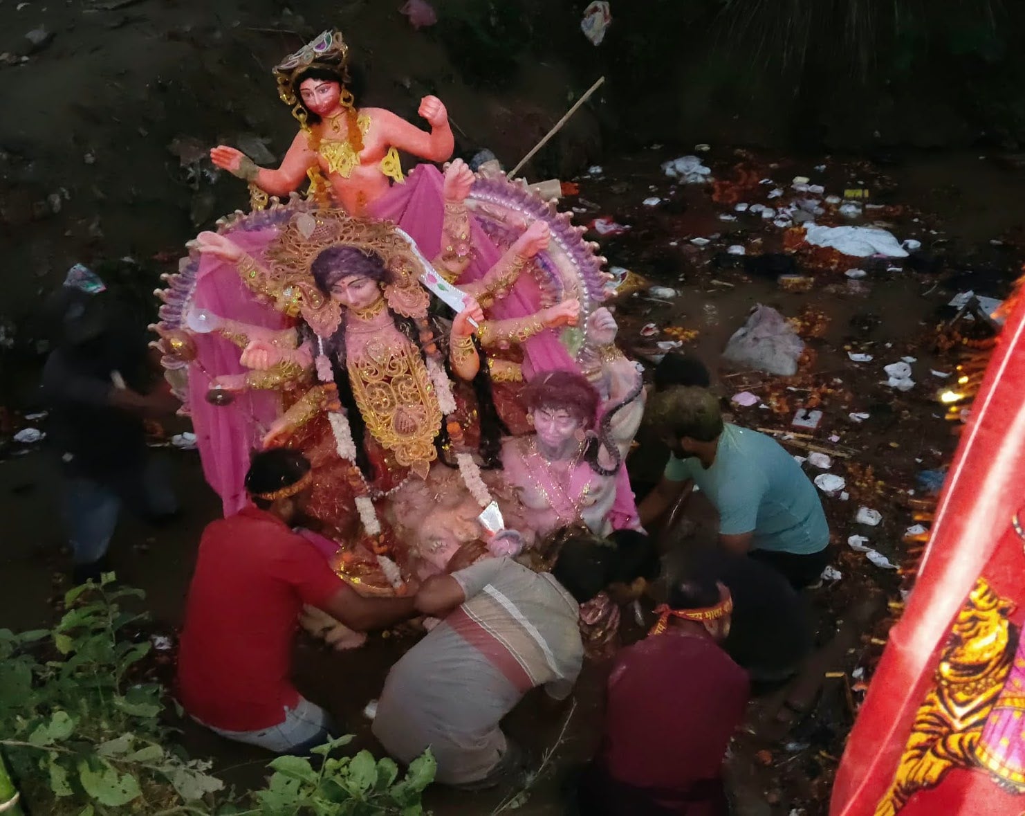 बाबा बेलखरनाथ धाम में सई तट पर बने तालाब में देवी प्रतिमा विसर्जन को पहुंचे श्रद्धालु। संवाद