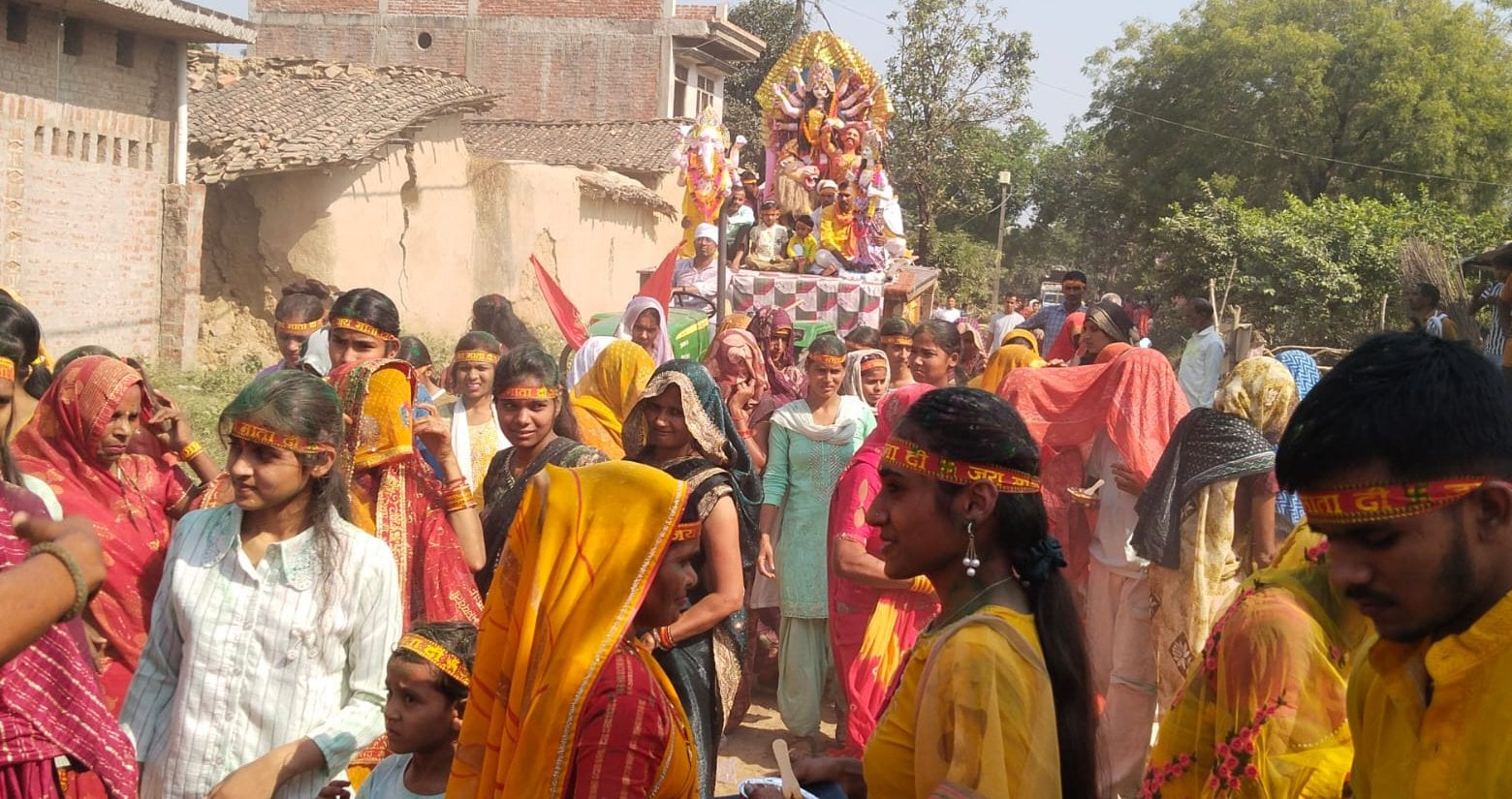 बाबा बेलखरनाथ धाम में सई तट पर बने तालाब में देवी प्रतिमा विसर्जन को पहुंचे श्रद्धालु। संवाद