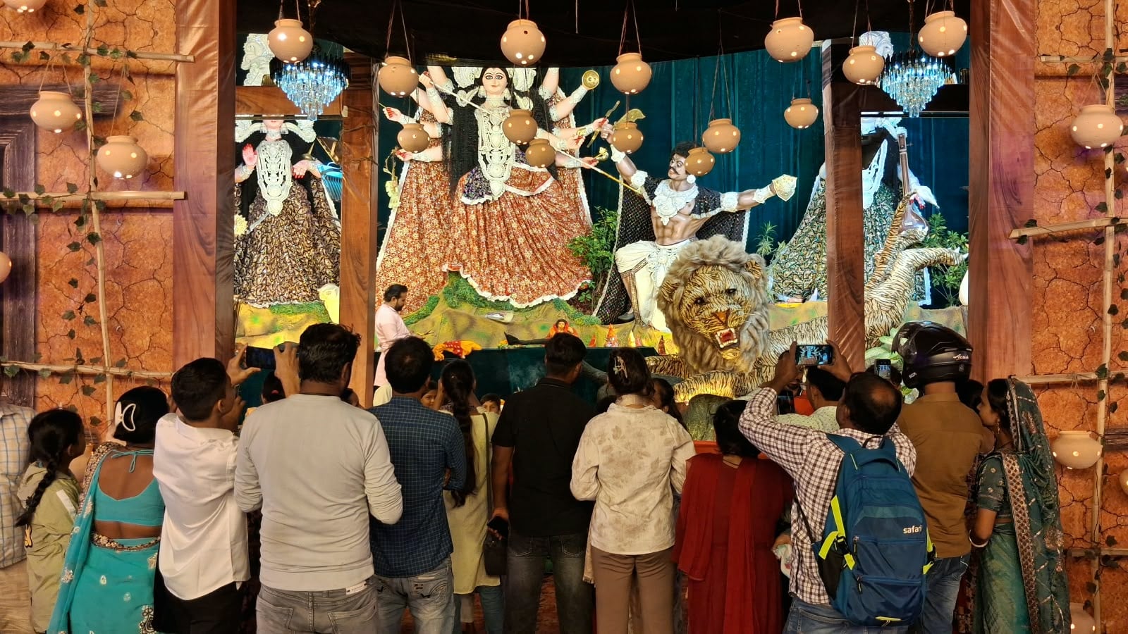 भगवत मार्केट के पास स्थापित दुर्गा व देवी काली की प्रतिमा संवाद