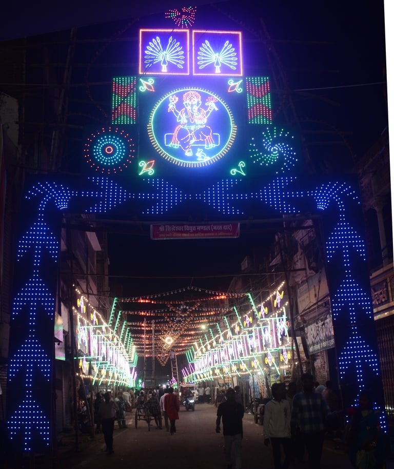 भरत मिलाप मेले में मकंद्रुगंज रोड पर लगाई गई रोड लाइट। संवाद