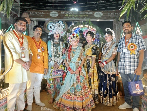 भरत मिलाप मेले में मकंद्रुगंज रोड पर लगाई गई रोड लाइट। संवाद