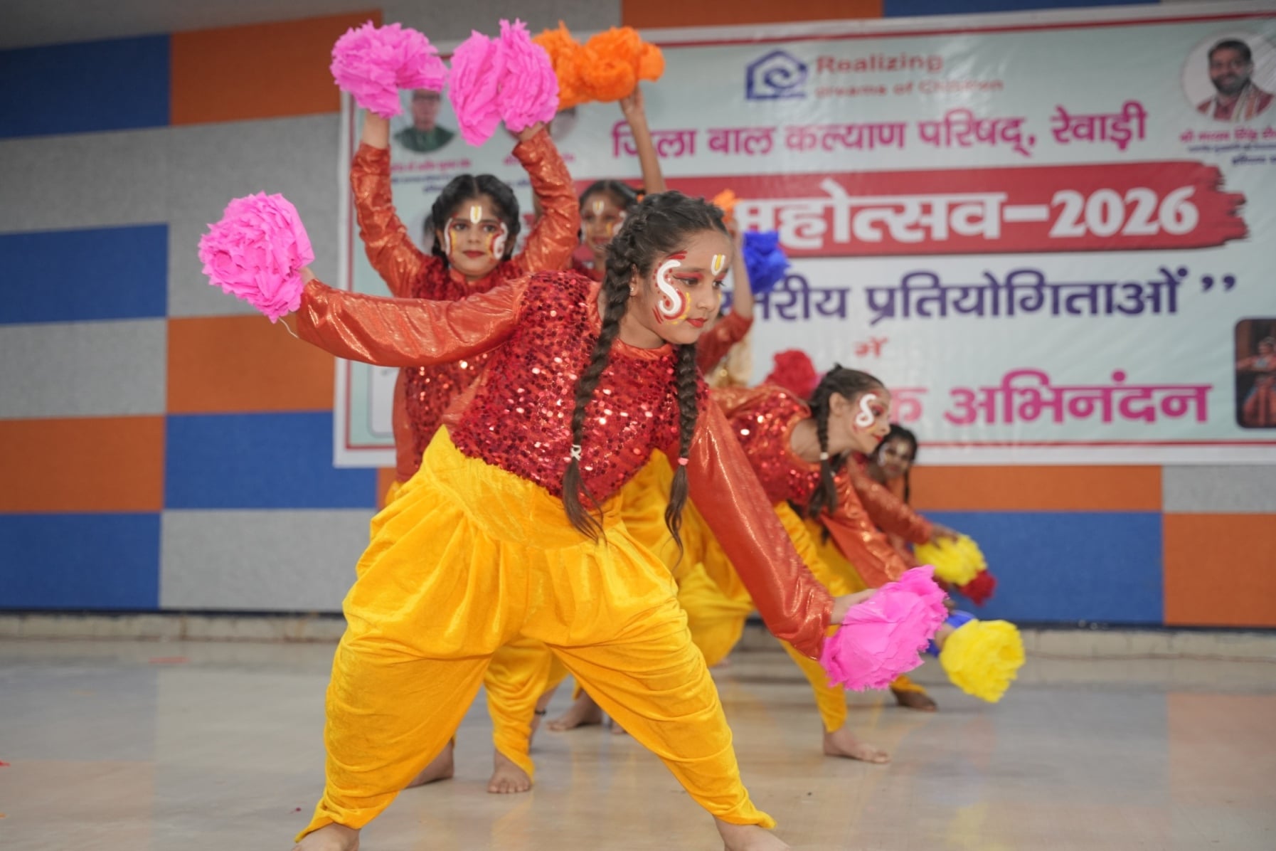बाल महोत्सव में भाग मंच पर प्रतिभा दिखाते प्रतिभागी। संवाद बाल महोत्सव में भाग मंच पर प्रतिभा दिखाते प्रतिभागी। संवाद