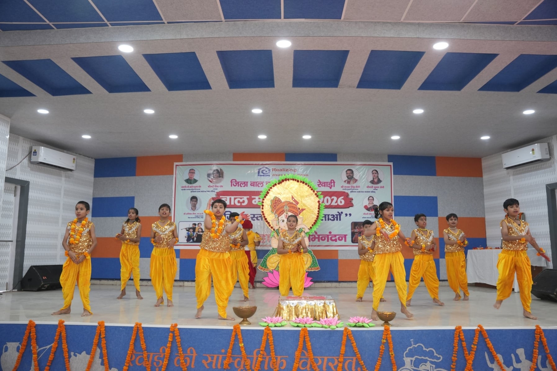 बाल महोत्सव में भाग मंच पर प्रतिभा दिखाते प्रतिभागी। संवाद बाल महोत्सव में भाग मंच पर प्रतिभा दिखाते प्रतिभागी। संवाद