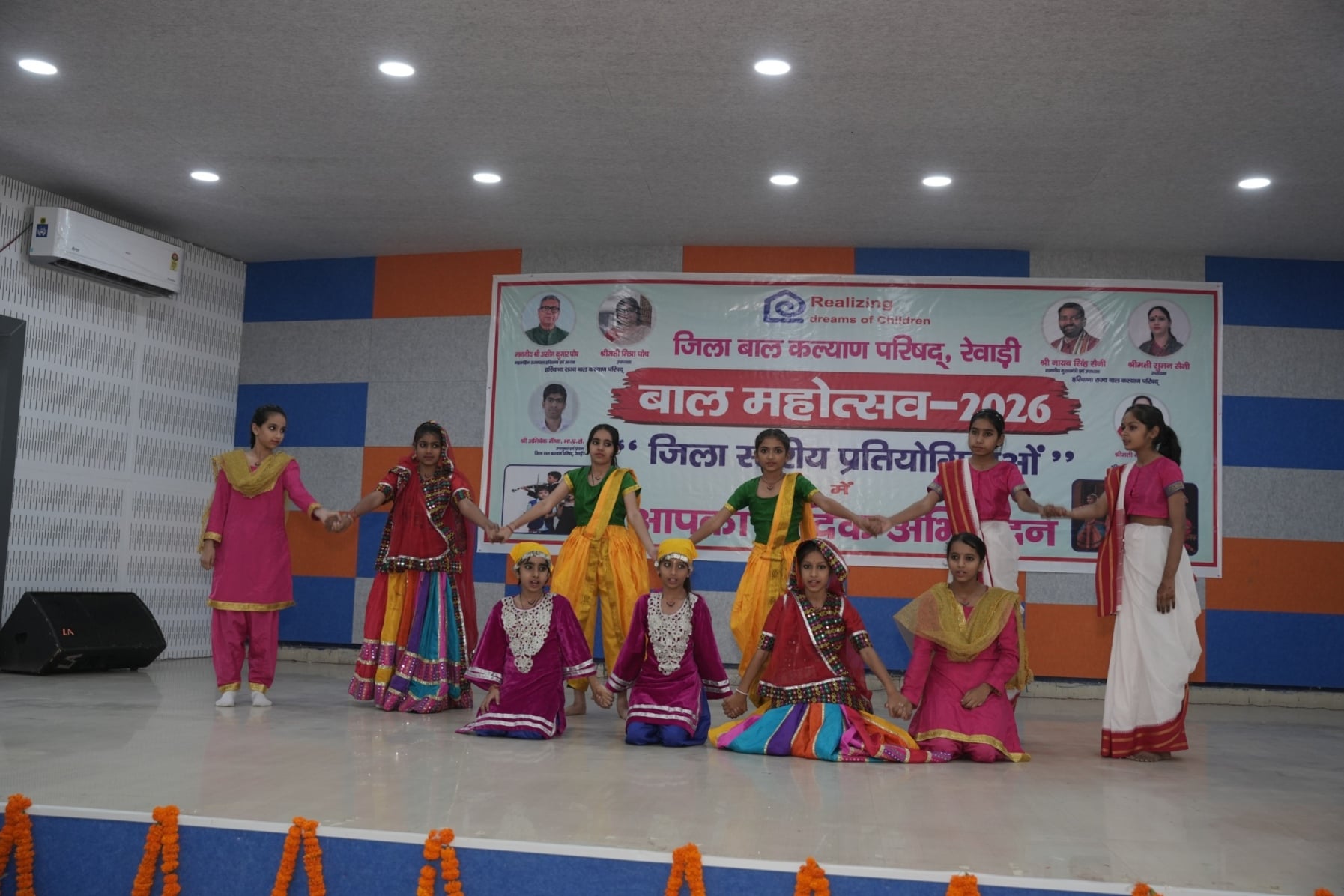 बाल महोत्सव में भाग मंच पर प्रतिभा दिखाते प्रतिभागी। संवाद बाल महोत्सव में भाग मंच पर प्रतिभा दिखाते प्रतिभागी। संवाद