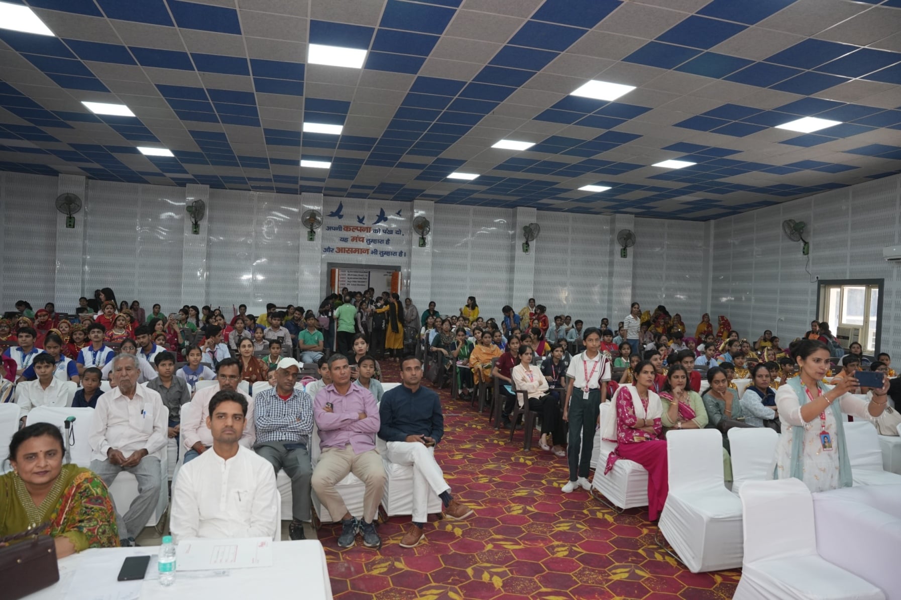 बाल महोत्सव में भाग मंच पर प्रतिभा दिखाते प्रतिभागी। संवाद बाल महोत्सव में भाग मंच पर प्रतिभा दिखाते प्रतिभागी। संवाद