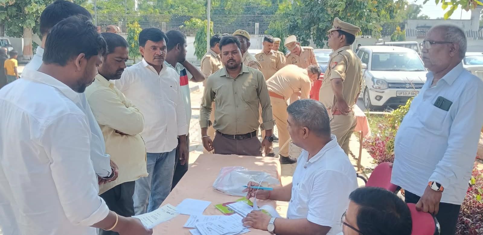 बलरामपुर से रवाना होती पोलिंग पार्टियां ।