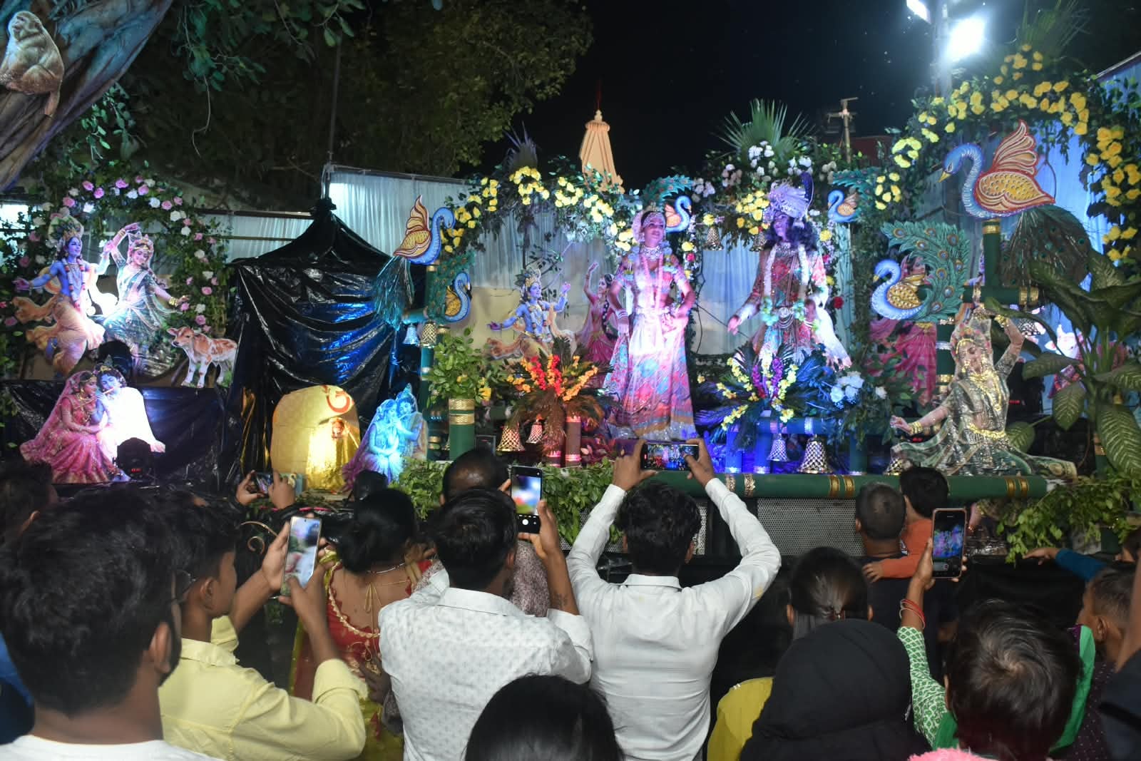 बरियाघाट विजयादशमी मेले में माता जानकी संग राम, लक्ष्मण व हनुमान की झांकी।- सोशल मीडिया।