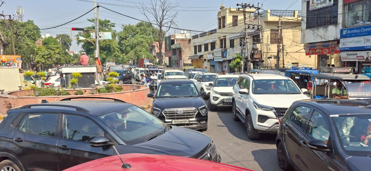 चौक पर स्थापित की गई नई प्रतिमा। प्रवक्ता चौक पर स्थापित की गई नई प्रतिमा। प्रवक्ता