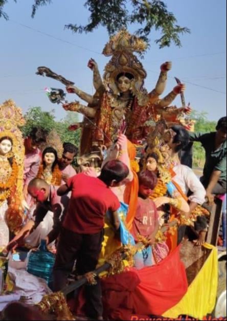 चुनार में दुर्गा प्रतिमा का विसर्जन करते पूजा समिति के सदस्य। फोटो संवाद