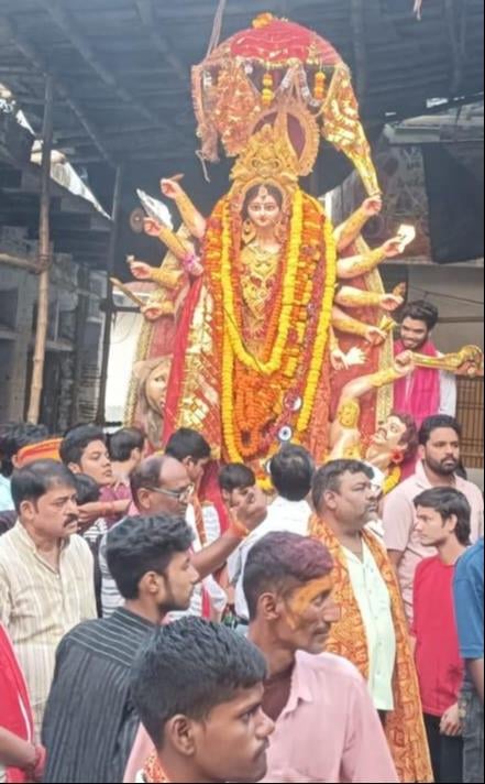 चुनार में दुर्गा प्रतिमा का विसर्जन करते पूजा समिति के सदस्य। फोटो संवाद