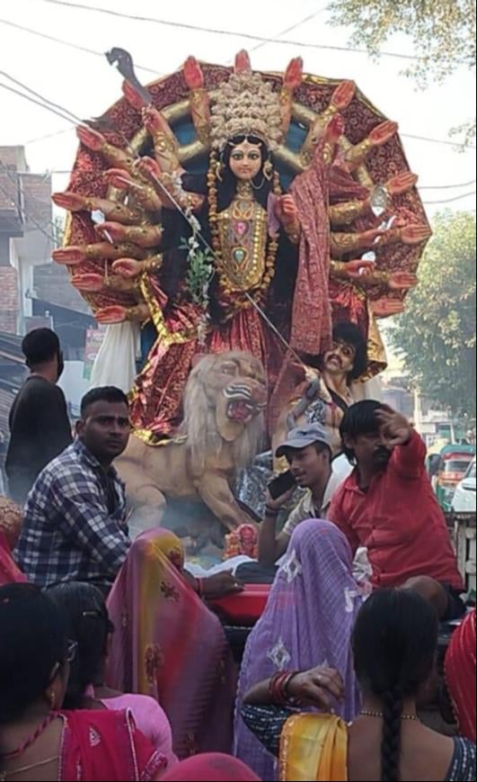 चुनार में दुर्गा प्रतिमा का विसर्जन करते पूजा समिति के सदस्य। फोटो संवाद