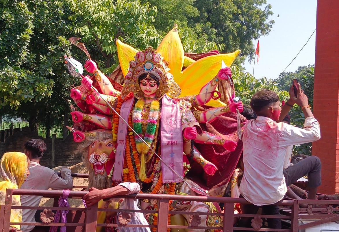 चुनार में दुर्गा प्रतिमा का विसर्जन करते पूजा समिति के सदस्य। फोटो संवाद