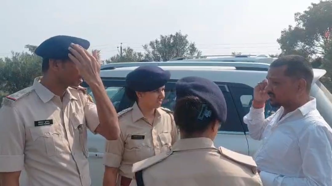 चुनाव से पहले नौ लाख बरामद