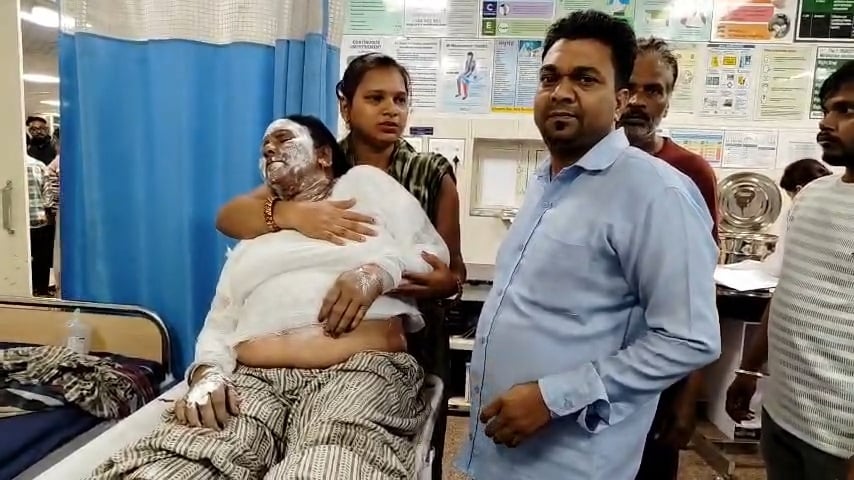 चिट्टा मंदिर चौक पर गैस पाइप लाइन से उठती आग की लपटे। संवाद चिट्टा मंदिर चौक पर गैस पाइप लाइन से उठती आग की लपटे। संवाद