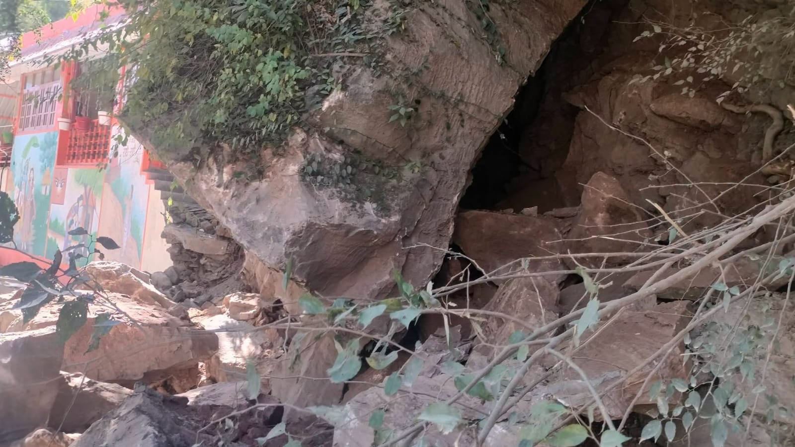 डुंडी माता नेरवा के मन्दिर के ऊपर वाली पहाड़ी से दरकी चट्टानें। संवाद डुंडी माता नेरवा के मन्दिर के ऊपर वाली पहाड़ी से दरकी चट्टानें। संवाद