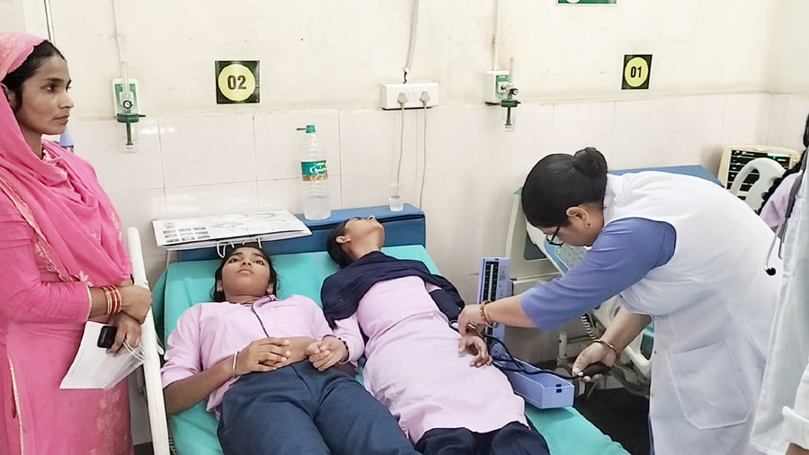 एडीसी के सामने ब्यान देते हुए रोती छात्रा को चुप कराती जिला शिक्षा अधिकारी संगीता। संवाद एडीसी के सामने ब्यान देते हुए रोती छात्रा को चुप कराती जिला शिक्षा अधिकारी संगीता। संवाद