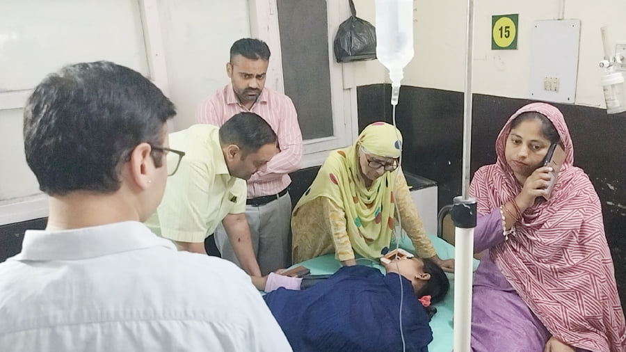 एडीसी के सामने ब्यान देते हुए रोती छात्रा को चुप कराती जिला शिक्षा अधिकारी संगीता। संवाद एडीसी के सामने ब्यान देते हुए रोती छात्रा को चुप कराती जिला शिक्षा अधिकारी संगीता। संवाद