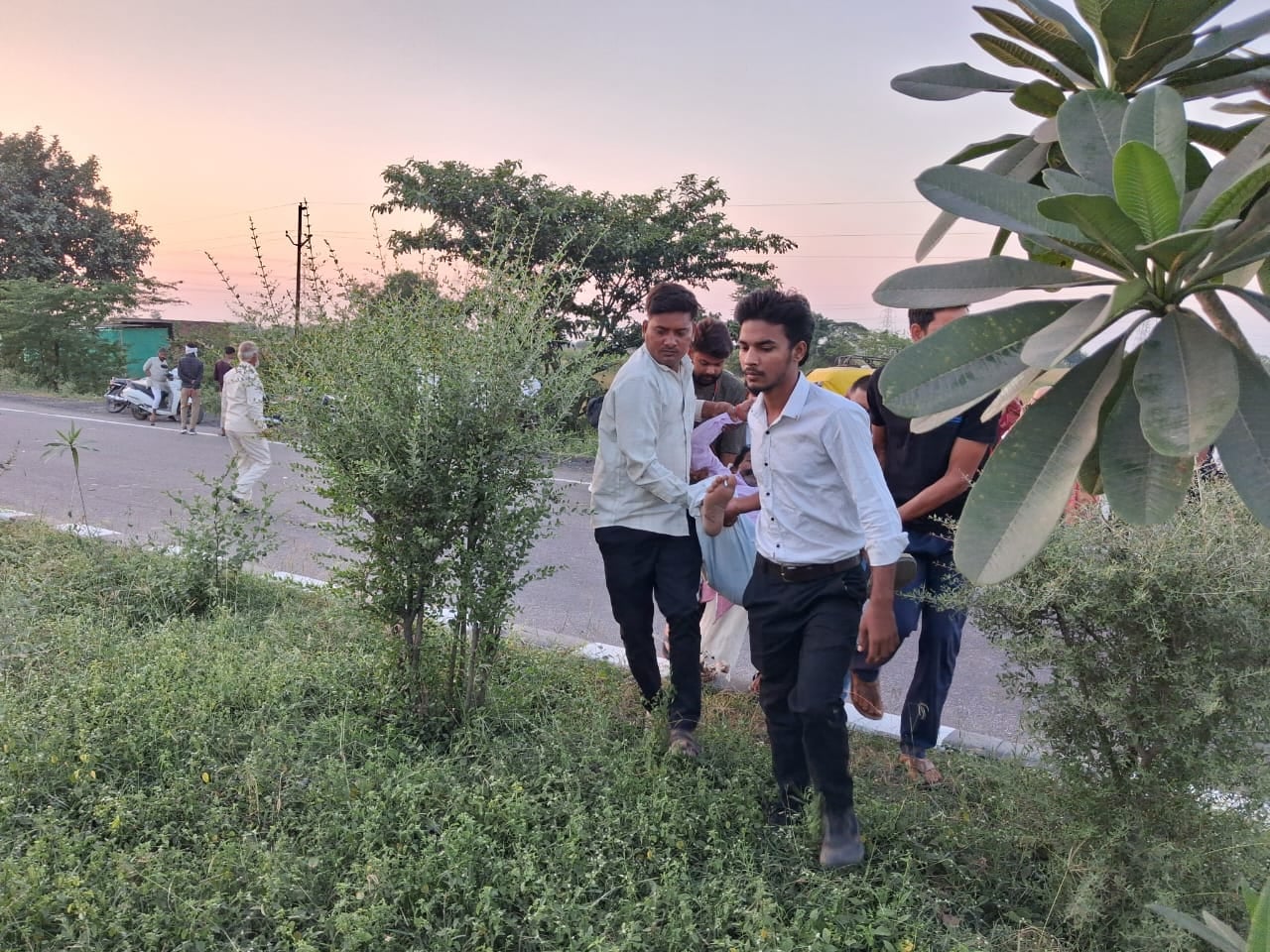 फोटो - 06 घटना के बाद निकल रहे कालपी विधायक विनोद चतुर्वेदी ने घायलों को अस्पताल पहुंचाने में क