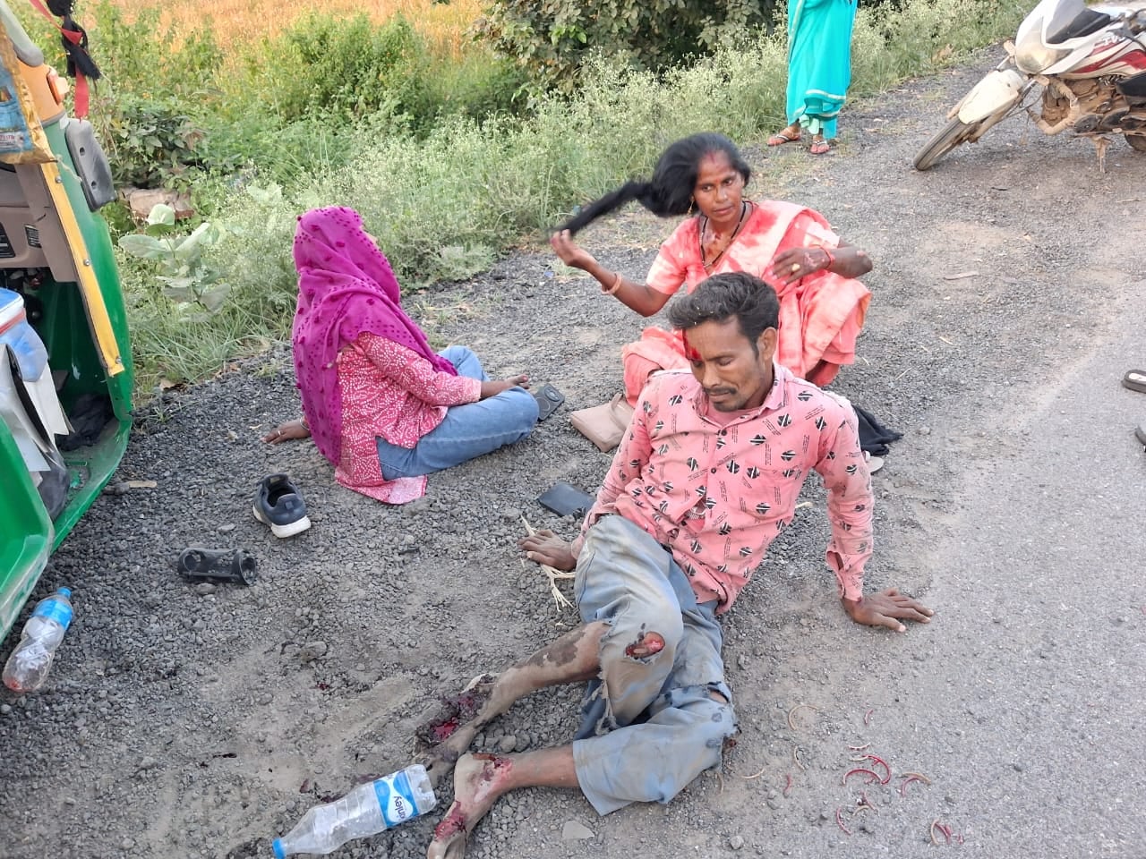 फोटो - 06 घटना के बाद निकल रहे कालपी विधायक विनोद चतुर्वेदी ने घायलों को अस्पताल पहुंचाने में क