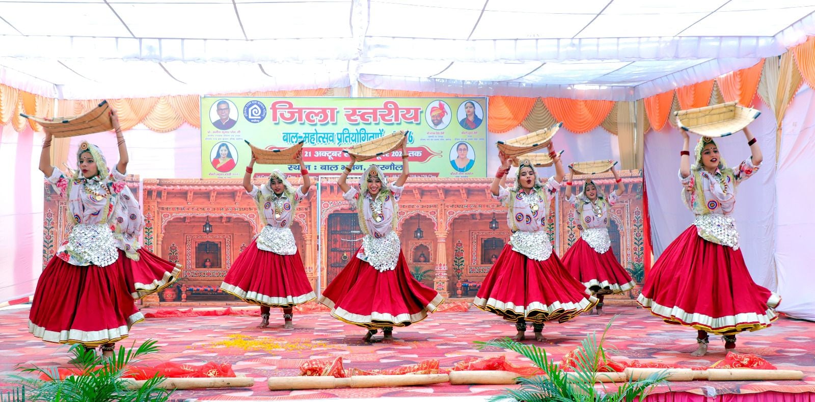 फोटो 06 प्रतियोगिता के दौरान अपनी प्रस्तुति देती छात्राएं। स्रोत: विभाग फोटो 06 प्रतियोगिता के दौरान अपनी प्रस्तुति देती छात्राएं। स्रोत: विभाग