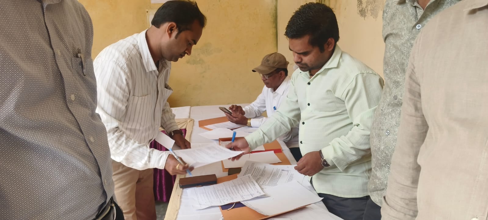 फोटो-10-पोलिंग पार्टियों की रवानगी के दौरान जानकारी लेते जिला निर्वाचन अधिकारी अमित आसेरी। फोटो-10-पोलिंग पार्टियों की रवानगी के दौरान जानकारी लेते जिला निर्वाचन अधिकारी अमित आसेरी।