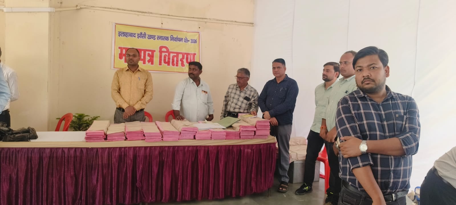 फोटो-10-पोलिंग पार्टियों की रवानगी के दौरान जानकारी लेते जिला निर्वाचन अधिकारी अमित आसेरी। फोटो-10-पोलिंग पार्टियों की रवानगी के दौरान जानकारी लेते जिला निर्वाचन अधिकारी अमित आसेरी।