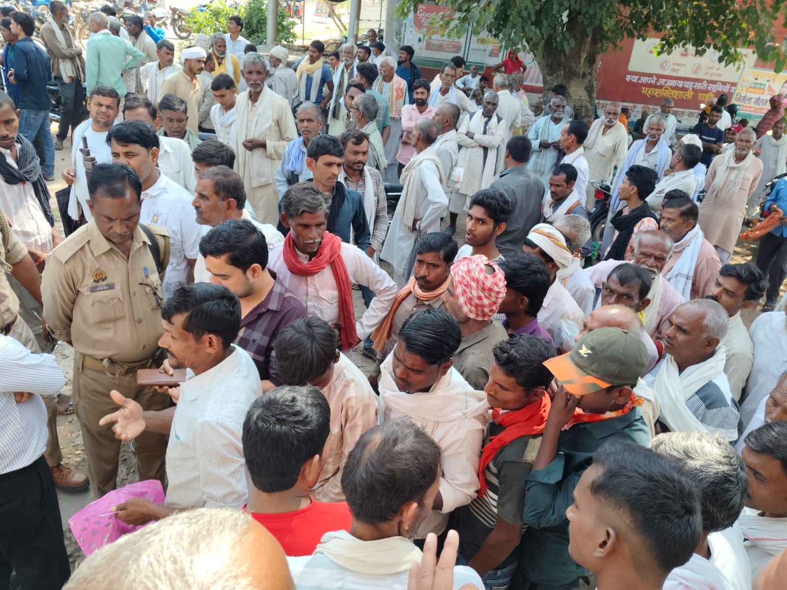 फोटो -11- टोकन वितरण के दौरान छीना-झपटी करता किसान। संवाद