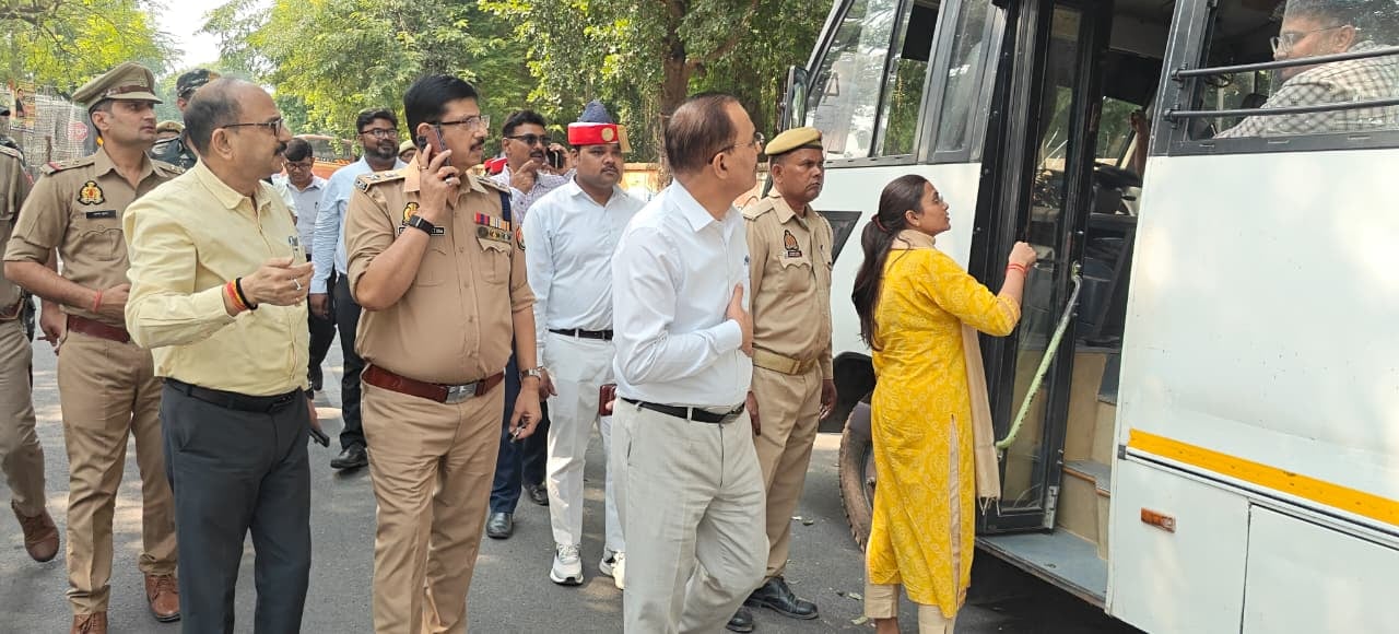 फोटो 11::विकास भवन से रवाना होती पोलिंग पार्टियां। संवाद