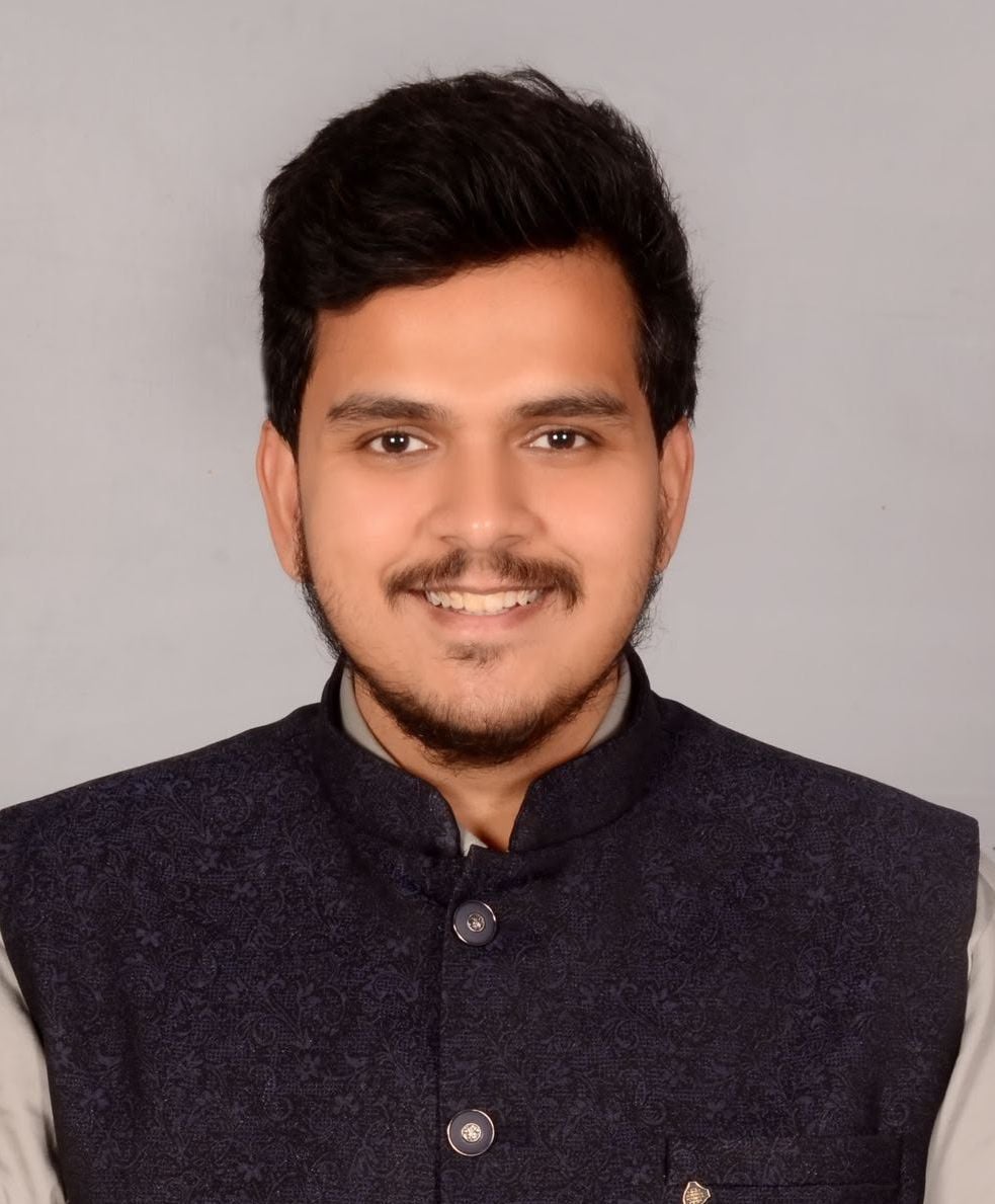 फोटो-13- टीवीएस शोरूम मेंग्राहकों को गाड़ियों की जानकारी देते कर्मचारी। संवाद फोटो-13- टीवीएस शोरूम मेंग्राहकों को गाड़ियों की जानकारी देते कर्मचारी। संवाद