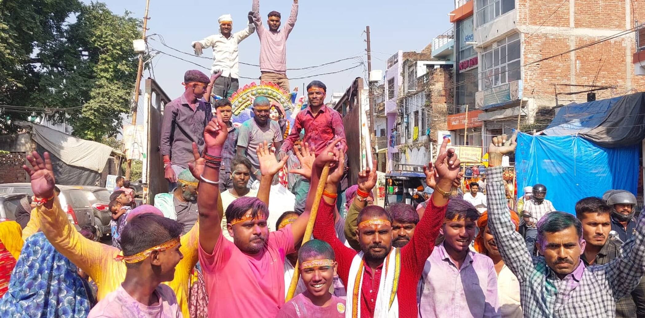फोटो-19-औंग क्षेत्र में मातारानी को विर्जन के लिए जे जाते भक्त भू-विसर्जन स्थलों पर उमड़े श्रद्