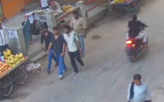 फोटो 21 एचएएमपी 48- मंगलवार को कालपी चौराहा पर घटना स्थल का निरीक्षण करते एसपी। संवाद