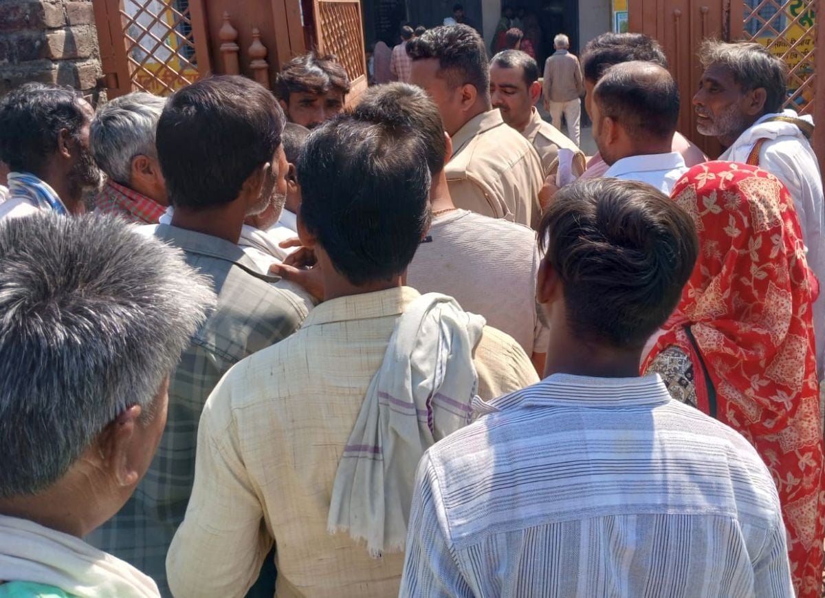 फोटो 21 एमएएचपी 23 परिचय-बी-पैक्स अजनर समिति में खाद के लिए लंबी कतार में लगे किसान। संवाद