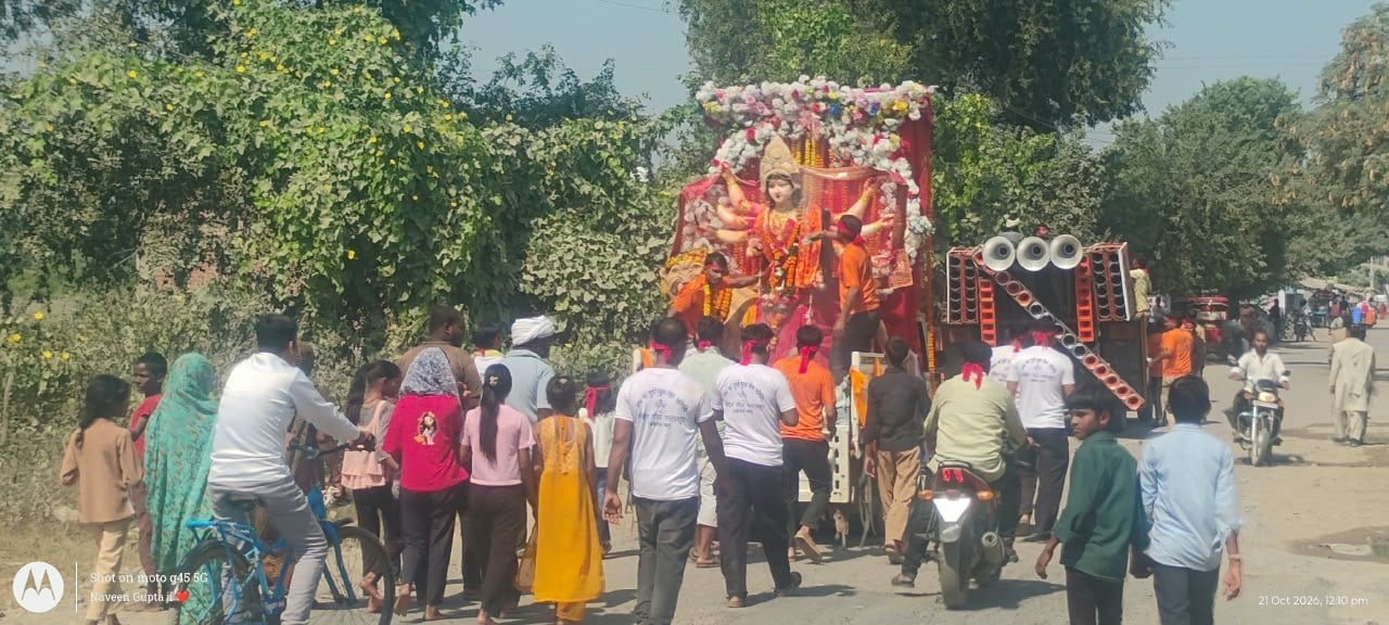 फोटो 21 सीकेटीपी 22 राजापुर क्षेत्र में देवी प्रतिमा विसर्जित करते भक्त। संवाद