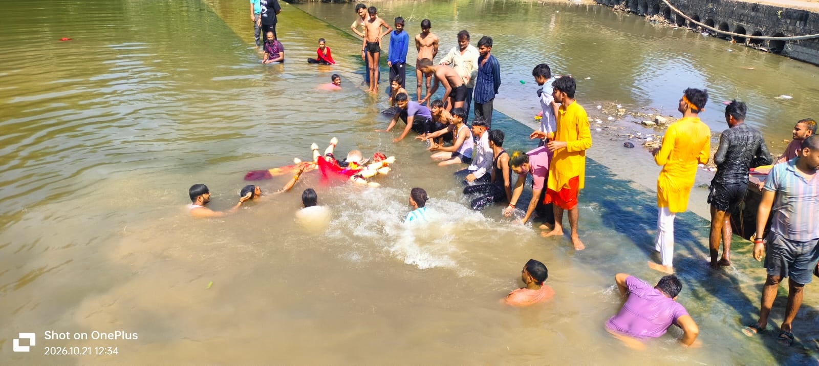 फोटो 21 सीकेटीपी 22 राजापुर क्षेत्र में देवी प्रतिमा विसर्जित करते भक्त। संवाद
