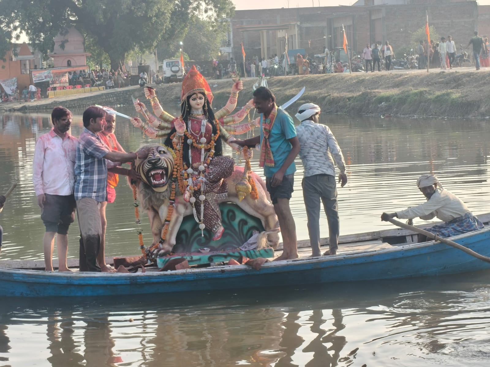 फोटो 21 सीकेटीपी 22 राजापुर क्षेत्र में देवी प्रतिमा विसर्जित करते भक्त। संवाद
