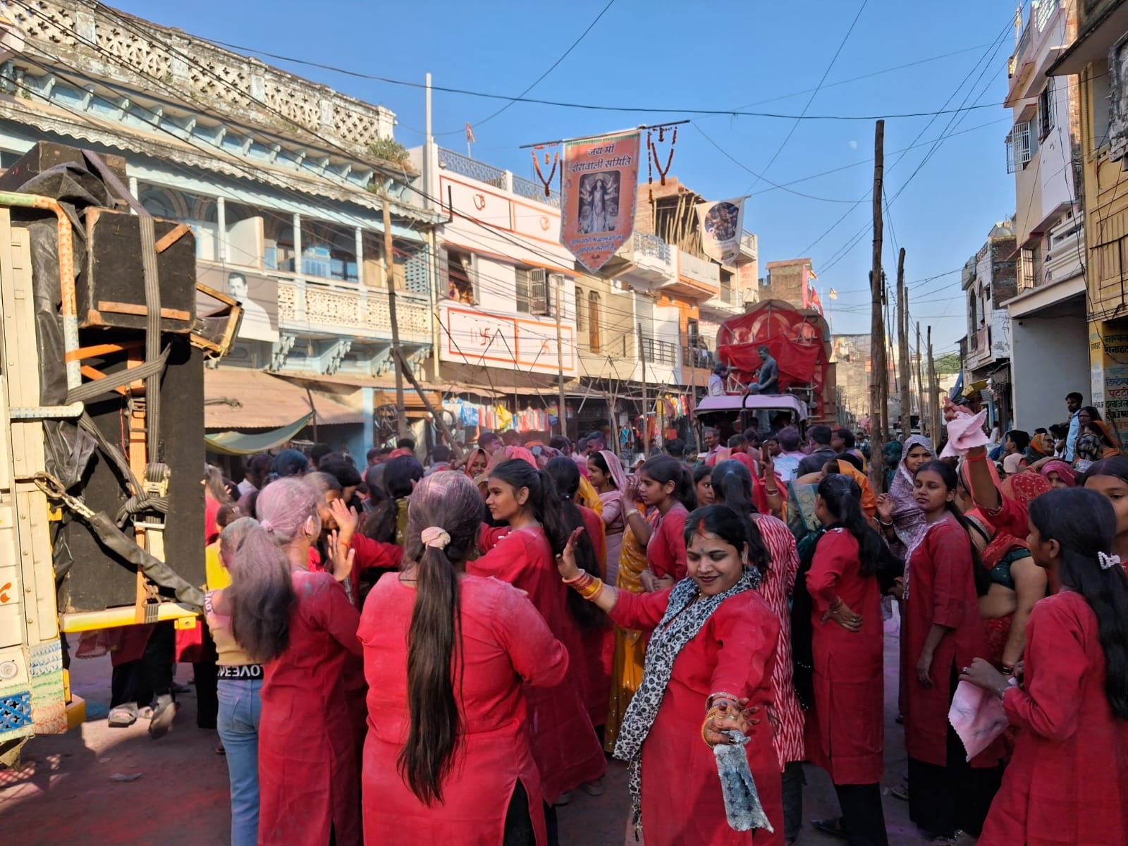 फोटो 21 सीकेटीपी 22 राजापुर क्षेत्र में देवी प्रतिमा विसर्जित करते भक्त। संवाद