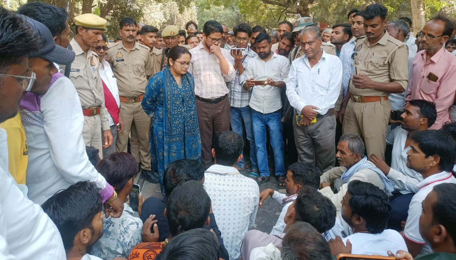 फोटो 22 एचएएमपी 15- राठ पनवाड़ी रोड पर गल्ला मंडी के सामने जाम लगाए किसान। संवाद