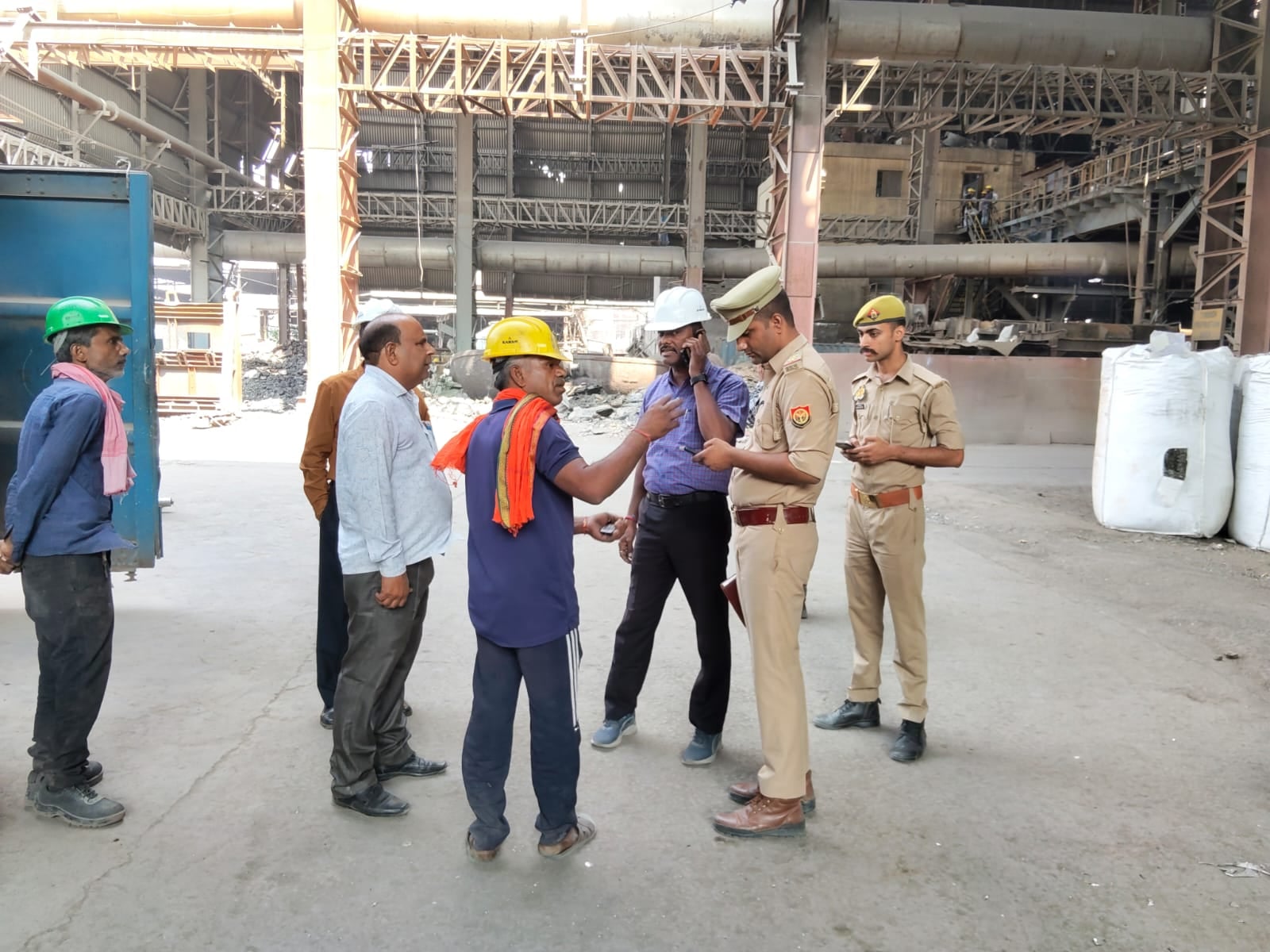 फोटो 22 एचएएमपी 25- सुमेरपुर में रिमझिम इस्पात में स्क्रैप में लगी आग को बुझाते।  संवाद