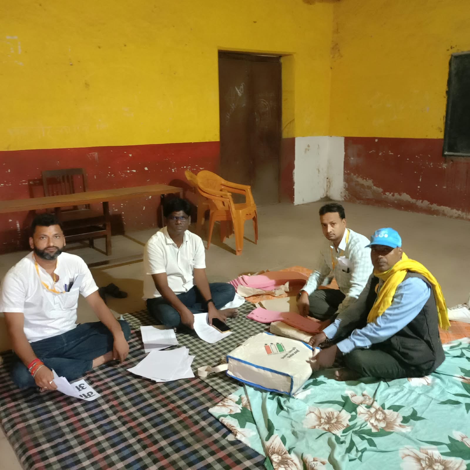 फोटो 22 सीकेटीपी 12 कलक्ट्रेट में काउंटर पर उपस्थिति दर्ज कराने कर्मचारी। संवाद फोटो 22 सीकेटीपी 12 कलक्ट्रेट में काउंटर पर उपस्थिति दर्ज कराने कर्मचारी। संवाद