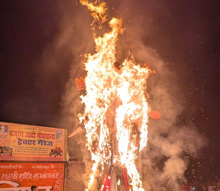 फोटो -43- बबेरू में लंका विजय के बाद भगवान श्रीराम व लक्ष्मण। संवाद